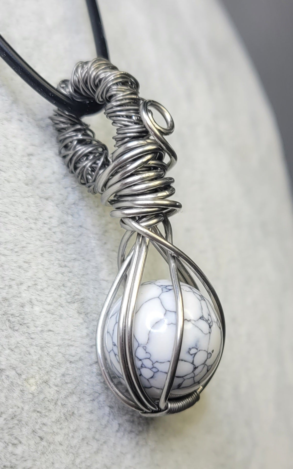Howlite fidget Pendent
Hand wrapped in stainless steel wire