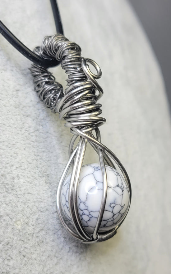 Howlite fidget Pendent
Hand wrapped in stainless steel wire