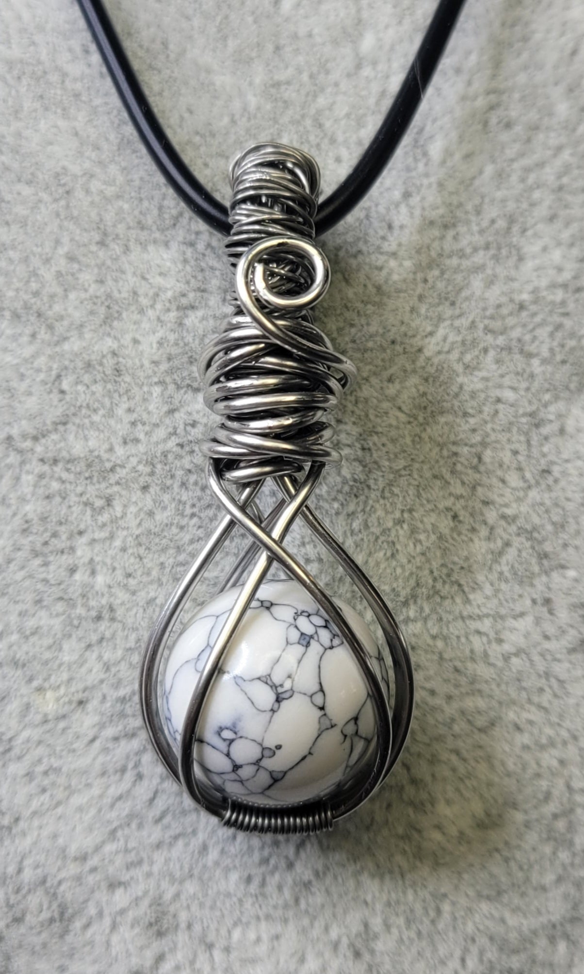 Howlite fidget Pendent
Hand wrapped in stainless steel wire