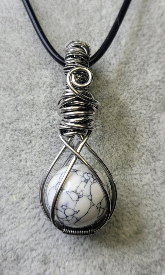 Howlite fidget Pendent
Hand wrapped in stainless steel wire