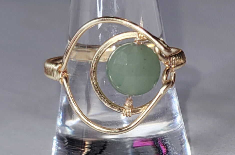 Adjustable Green Aventrine Cresent Moon Ring
Handwrapped in gold-plated copper