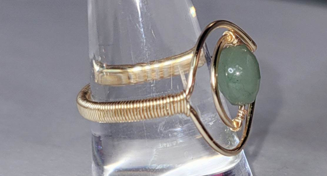 Adjustable Green Aventrine Cresent Moon Ring
Handwrapped in gold-plated copper