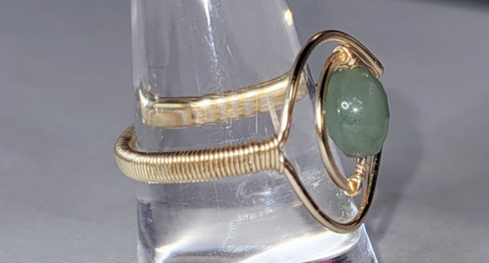 Adjustable Green Aventrine Cresent Moon Ring
Handwrapped in gold-plated copper