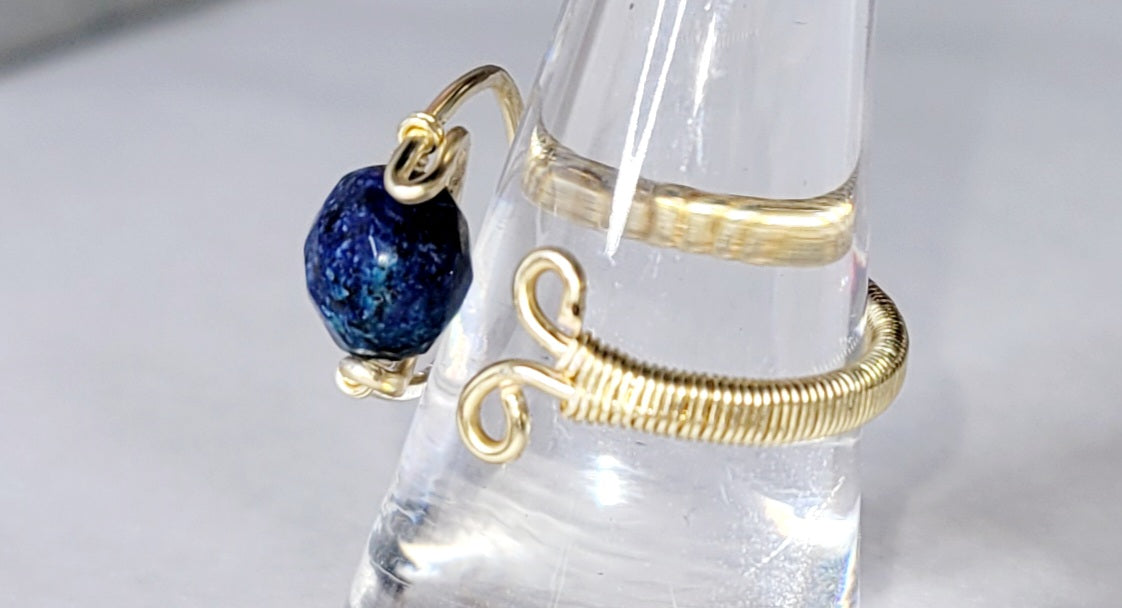 Adjustable Chrysacolla cresent moon Ring
Handwrapped in gold-plated copper