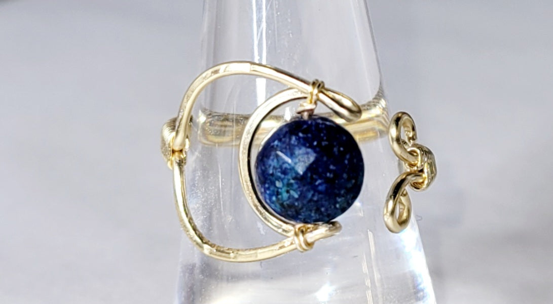 Adjustable Chrysacolla cresent moon Ring
Handwrapped in gold-plated copper