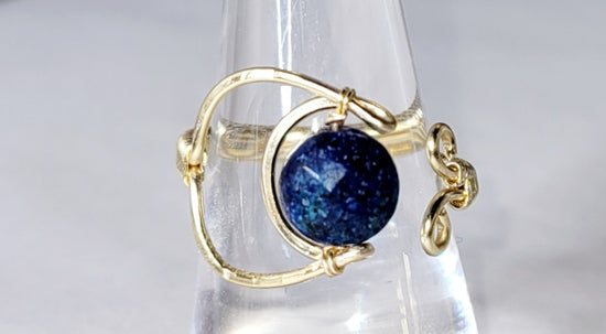 Adjustable Chrysacolla cresent moon Ring
Handwrapped in gold-plated copper