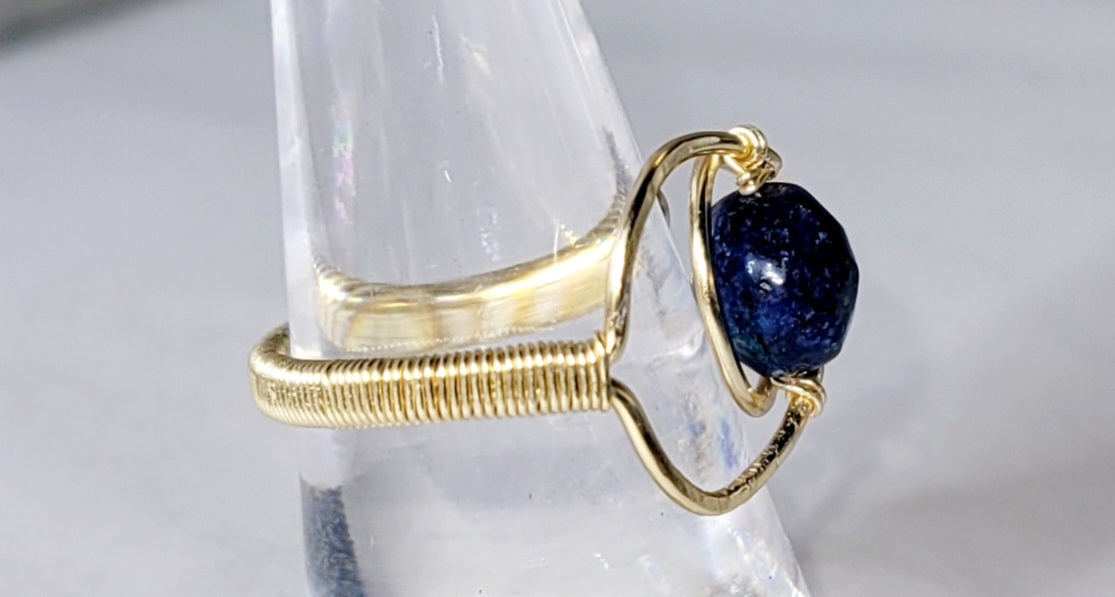 Adjustable Chrysacolla cresent moon Ring
Handwrapped in gold-plated copper