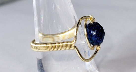 Adjustable Chrysacolla cresent moon Ring
Handwrapped in gold-plated copper