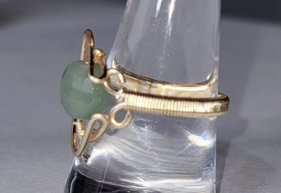 Adjustable Green Aventrine Cresent Moon Ring
Handwrapped in gold-plated copper