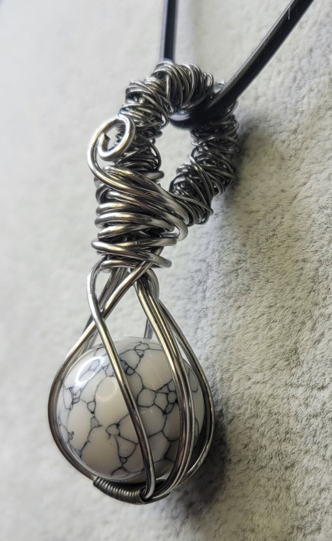 Howlite fidget Pendent
Hand wrapped in stainless steel wire